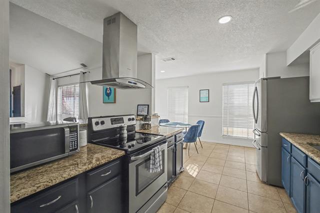 Building Photo - 913 Sandhurst Dr