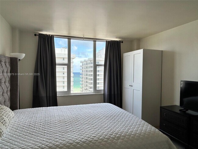 Building Photo - 5600 Collins Ave