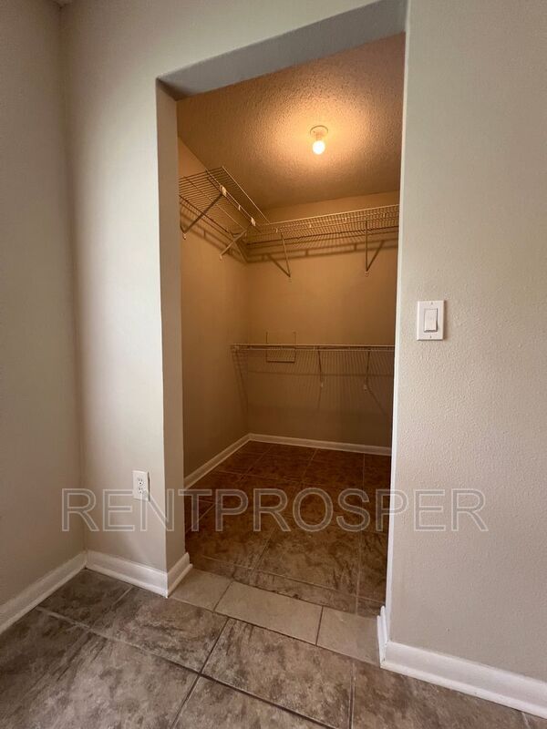 Building Photo - 360 Vincent Dr