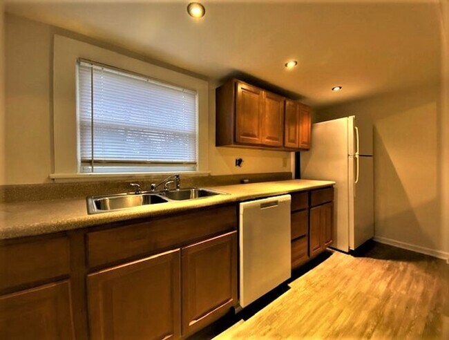 Building Photo - 1/2 MO/OFF SPECIAL - 3 bed/2 bath Fenced yard