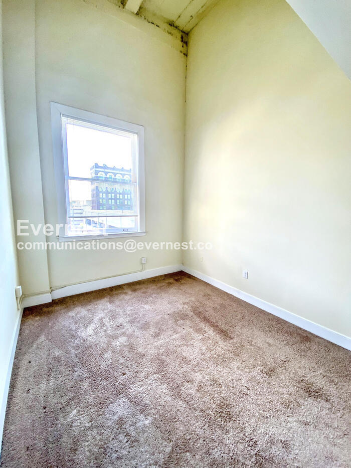 Building Photo - 525 E Grace St