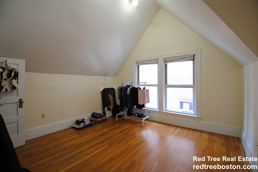 Building Photo - 1678 Beacon St