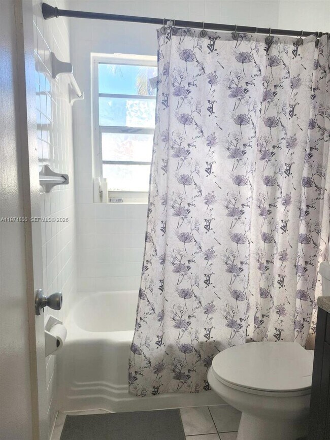 Building Photo - 11220 NE 11th Pl