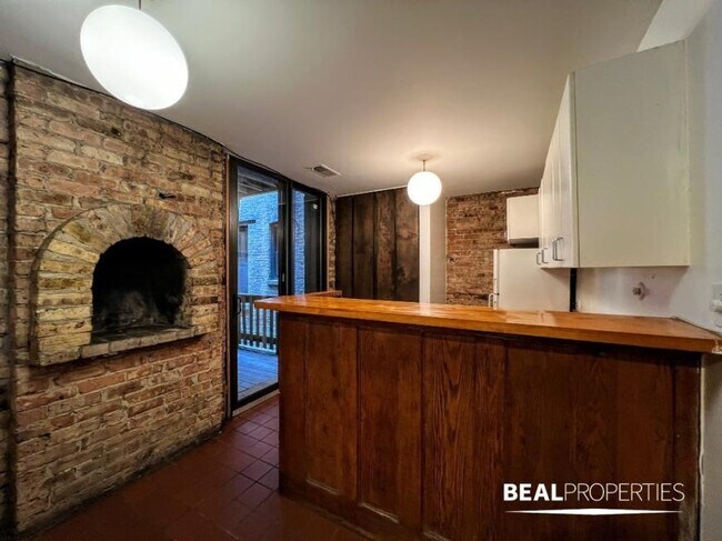 Building Photo - 2 bedroom in CHICAGO IL 60657