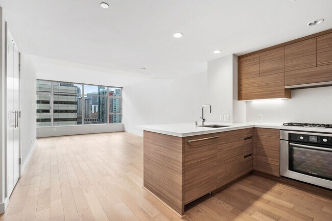Building Photo - Stellar Denny Triangle Luxury Condo