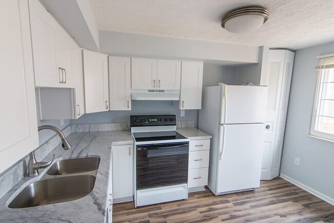 Building Photo - Commuters dream. Beautiful 3 BR 2 FB, 2 HB townhome