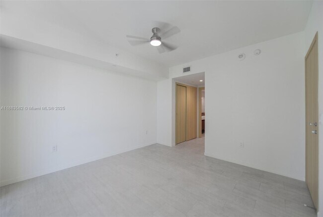 Building Photo - 1000 Brickell Plaza