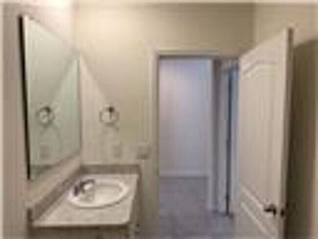 Building Photo - Tavares