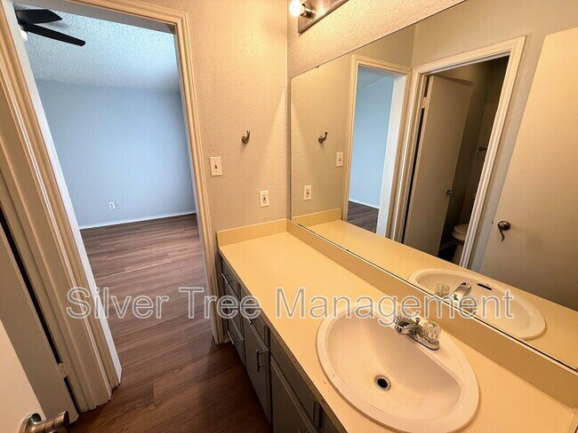 Building Photo - 6847 S Creek Dr