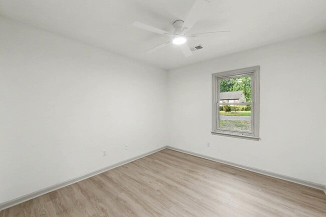 Building Photo - 100 English Rd