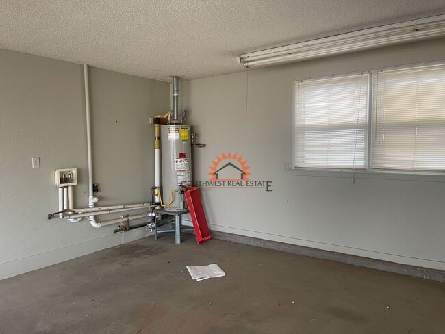 Building Photo - Charming Country home. 2 bed 1 bath