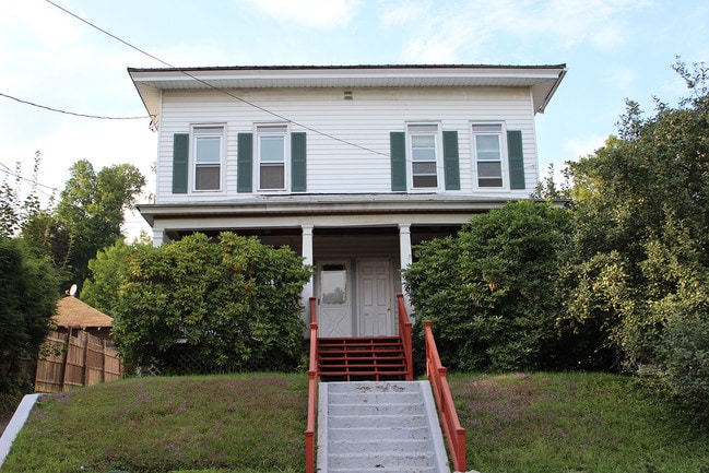 Building Photo - 33 Spruce St