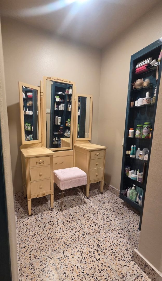 Building Photo - Custom built condo! Country Living! Offered unfurnished OR furnished!