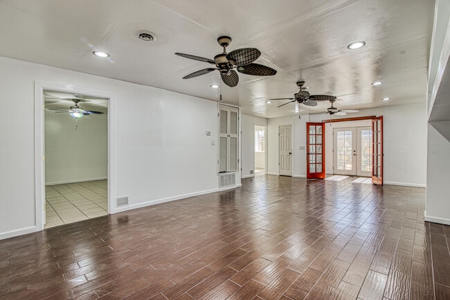 Building Photo - 8613 Kingsway Dr