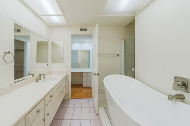 Building Photo - 37 Cottonwood Cir