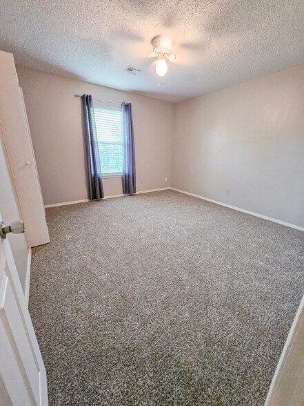 Building Photo - 2513 NW Robinhood Dr