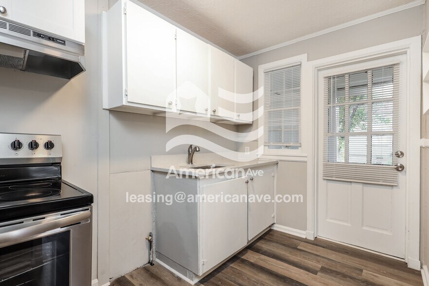 Building Photo - 2018 Terrace Dr