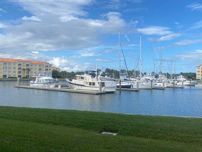 Building Photo - 14 Harbour Isle Dr W