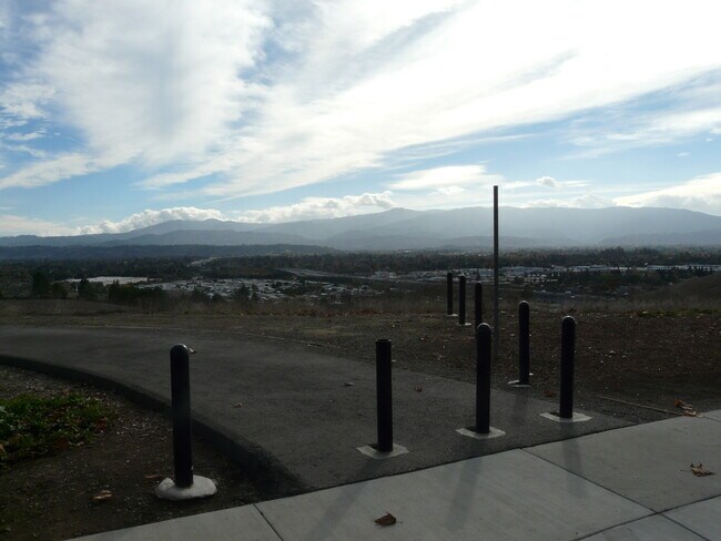 Building Photo - Gorgeous 3 bedroom 2.5 Bath with Bonus Room in Communication Hill