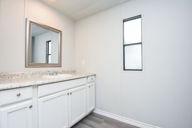Building Photo - Cozy Roy Harris Loop mobile home