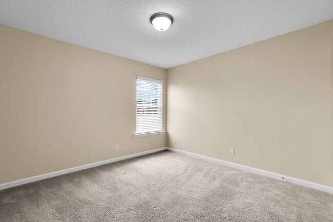 Building Photo - AVAILABLE JUNE 2025 [SMALL PET PREFERRED: ...