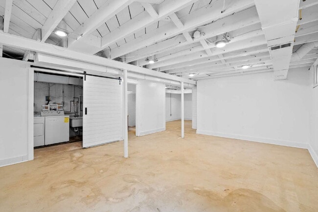 Building Photo - Spacious Single-Family Home with Versatile Living Spaces