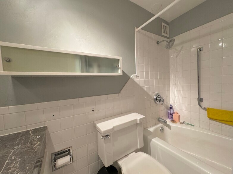 Building Photo - 4545 Wornall Rd