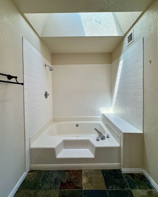 Building Photo - 3-Bedroom Condo with Spectacular Views in Riverview Bluffs