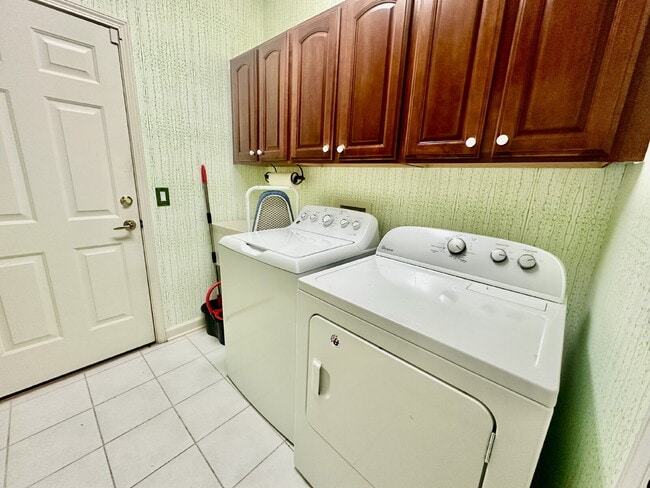 Building Photo - Two Bedroom plus Office Furnished Home in Sun City!