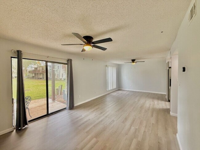 Building Photo - Beautifully remodeled 2 bedroom condo at w...