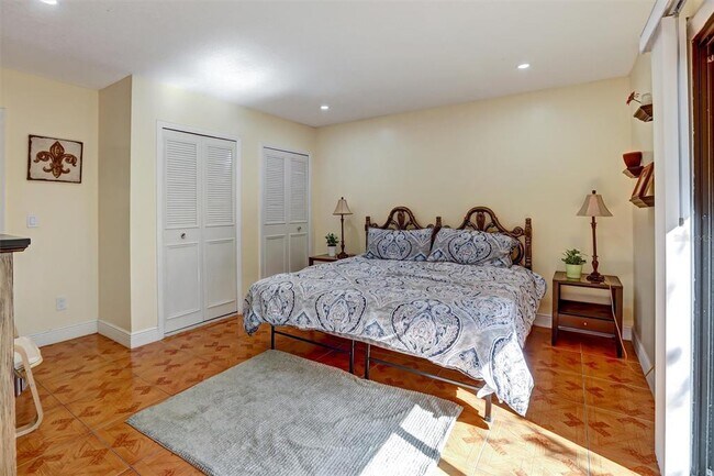 Building Photo - 700 Sunbury Ct