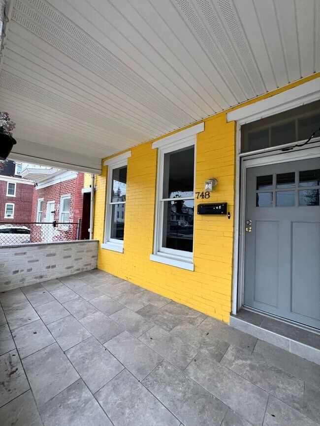 Building Photo - 5 Bedroom 1 Bath Home Available