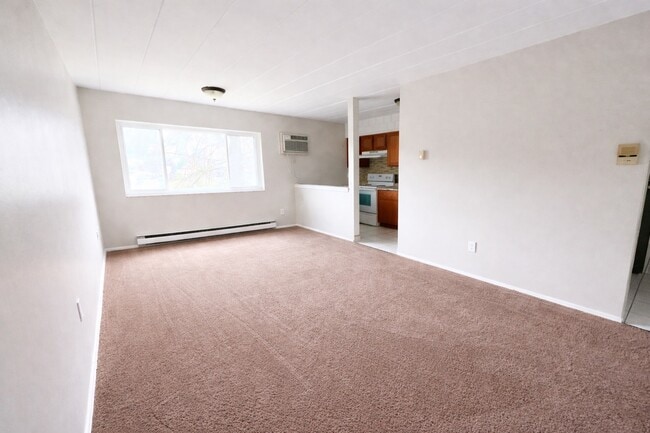 Interior Photo - LYNWOOD APARTMENTS -- 001