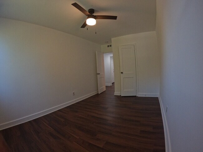 Building Photo - 869 W Walnut Ln
