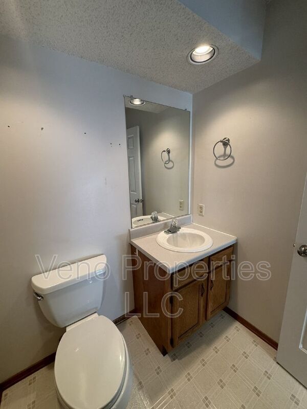 Building Photo - 5213 Forest Point Dr S