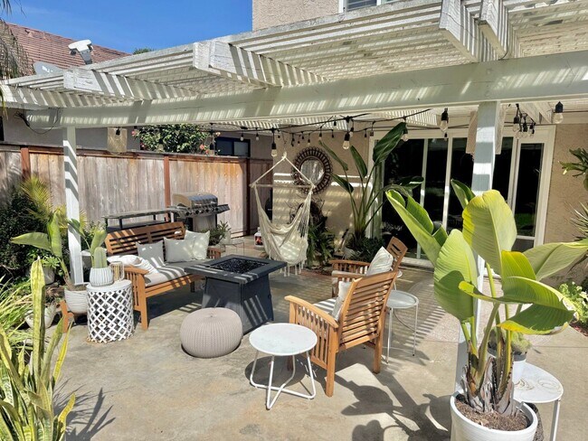 Building Photo - Spacious and modern 3 bedroom home within the prestigious Terraces of Cantebria subdivision.