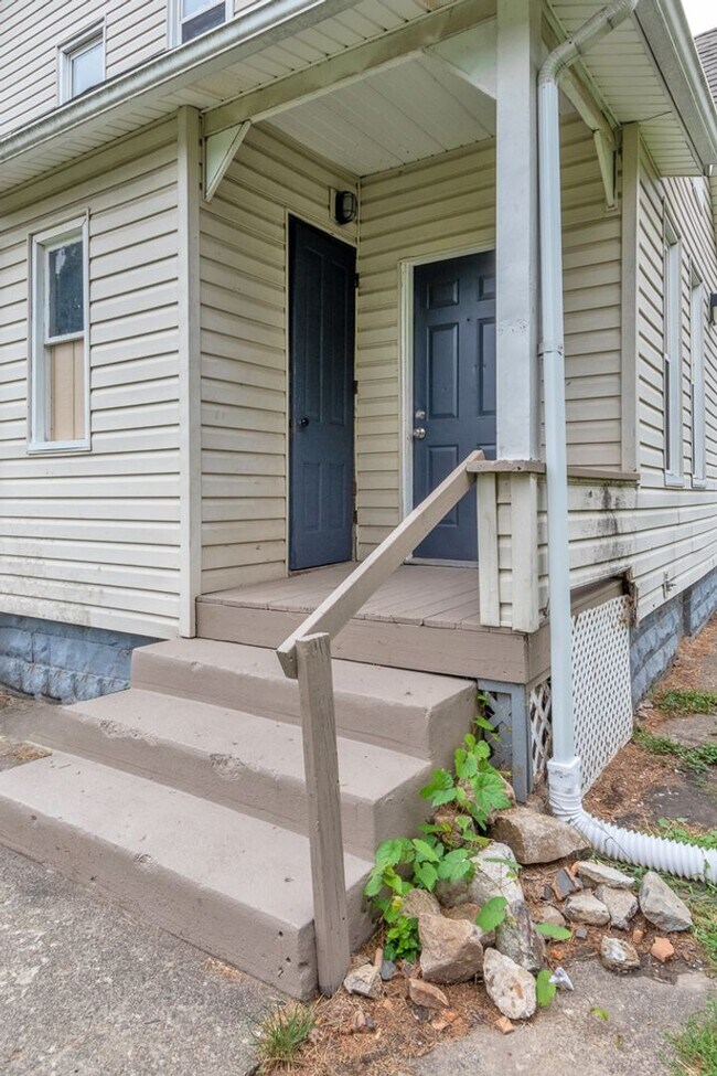 Building Photo - 2 Bed Home with Large Yard & Covered Porch – $1,295/mo