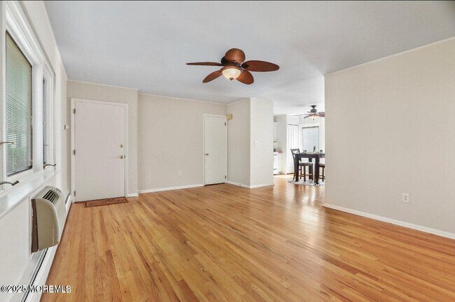 Building Photo - 209 Manor E