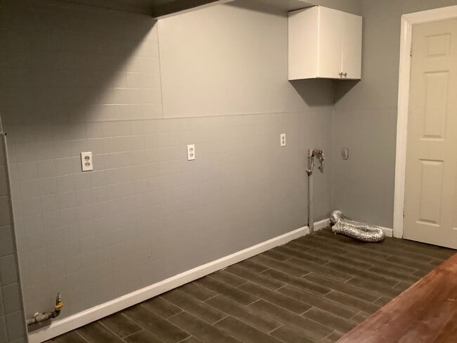 Building Photo - 2 Bedroom 1 Bath available for Rent