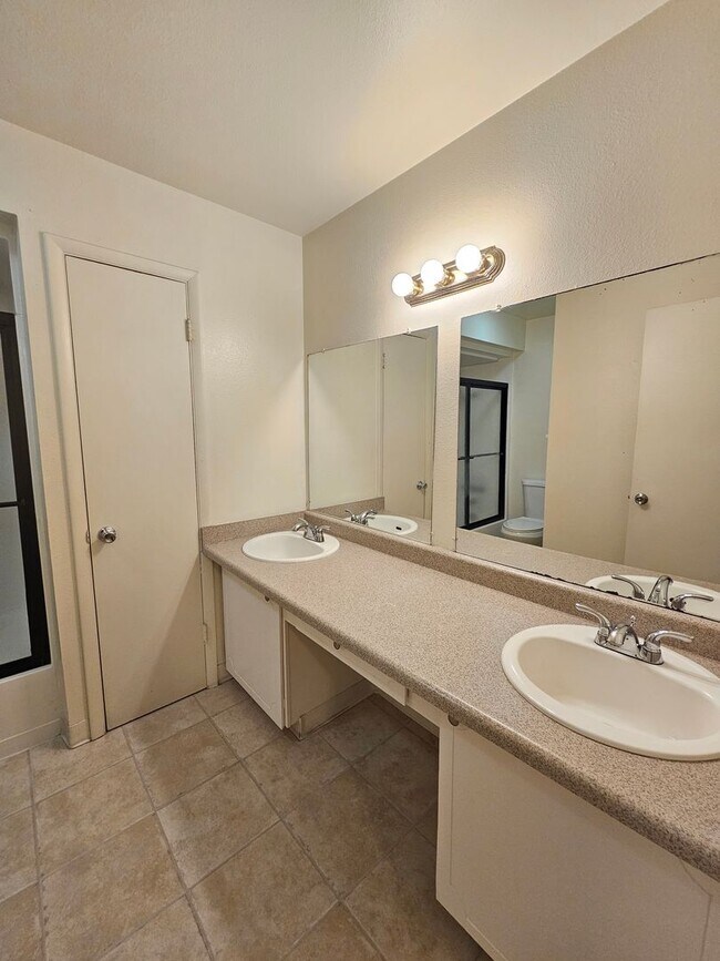 Building Photo - Southeast Reno Townhome - Close to Everyth...