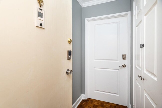 Building Photo - 300 W Peachtree St NW