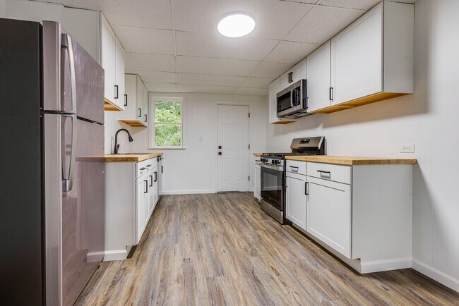 Building Photo - AVAILABLE August 2026 - Fully Renovated Mount Washington Charmer with Historic Details & Modern U...