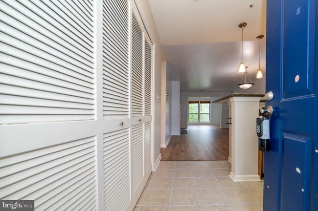 Building Photo - 3176 Summit Square Dr