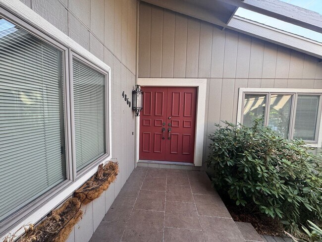 Building Photo - 4860 Lakeside Dr
