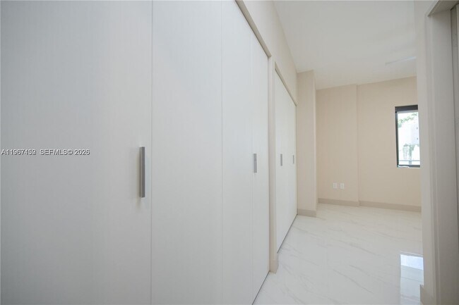 Building Photo - 711 NE 23rd Terrace