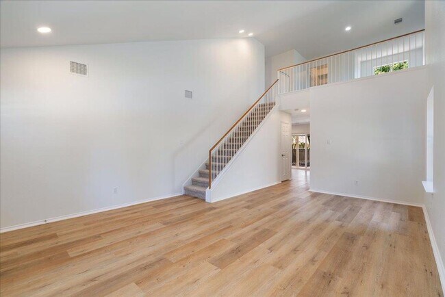 Building Photo - 1025 Doras Dr