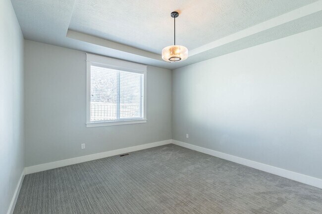 Building Photo - Quiet Centrally located 3 bed 2.5 bathroom