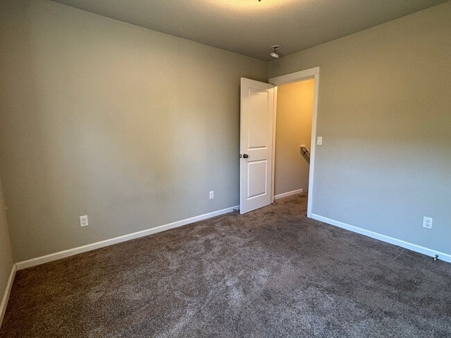 Building Photo - Modern Townhome Available in Wilsonville