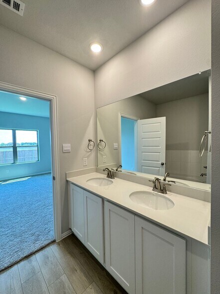 Building Photo - 3500 Kingdom Dr
