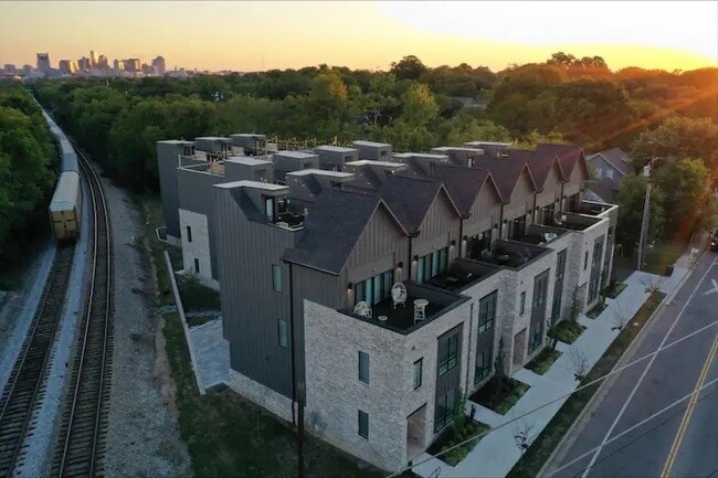 Building Photo - 738 Douglas Ave